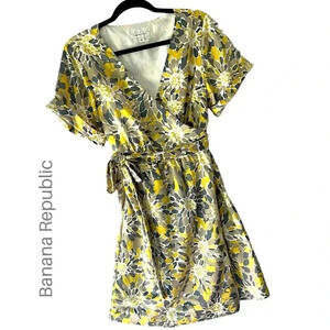 BANANA REPUBLIC | NWOT | SHORT SLEEVED FLORAL WRAP DRESS YELLOW GRAY | SIZE: 8